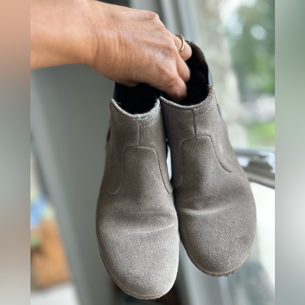 El Naturalista neutral booties